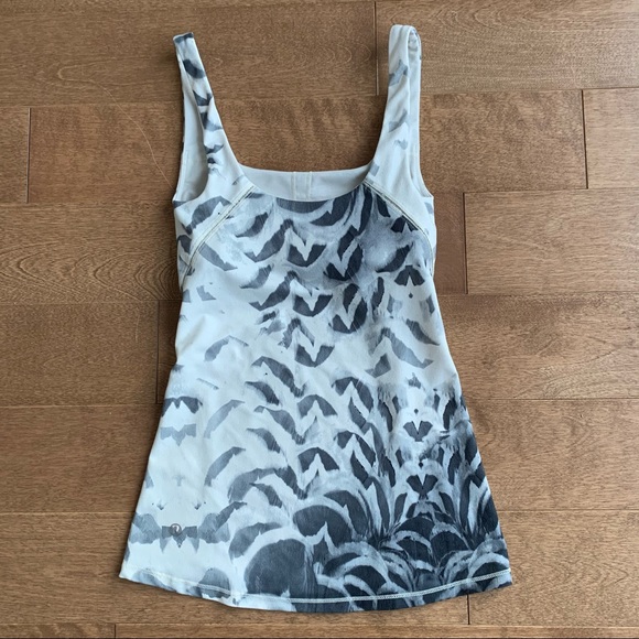 *SOLD* LULULEMON Amala tank black white pattern size 2 - Picture 5 of 10